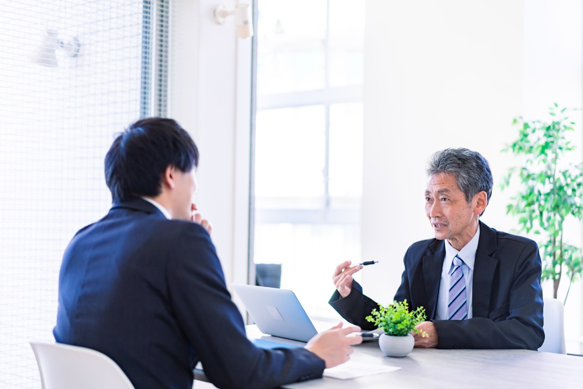 面談をする上司と部下