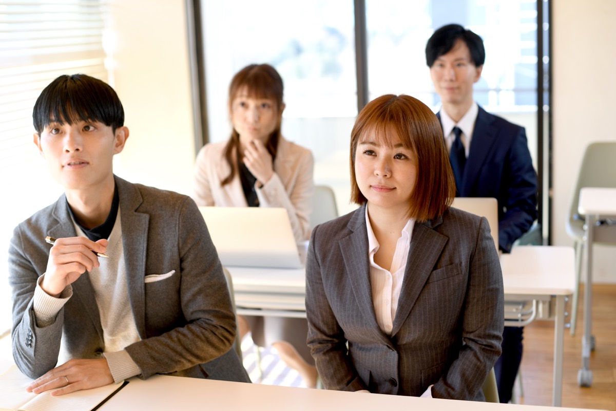 研修を受ける複数の男女のビジネスパーソン